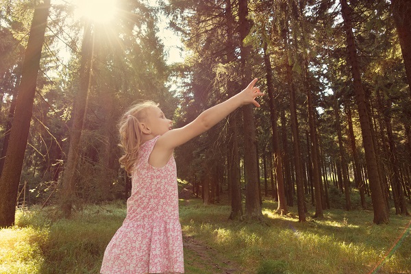 dziewczynka w cieniu w lesie
