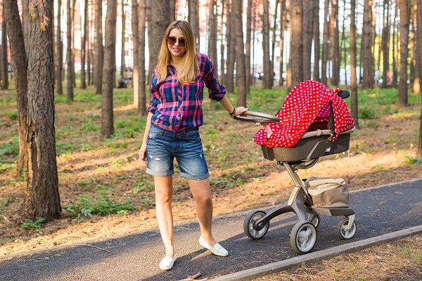 wózek z ochroną przed słońcem