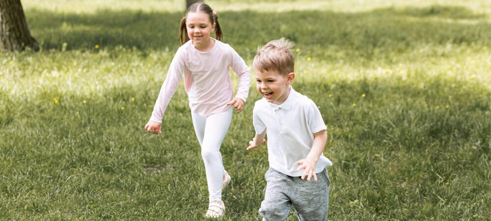 Spacer z dwójką dzieci – jak logistycznie poradzić sobie z tym niełatwym zadaniem?