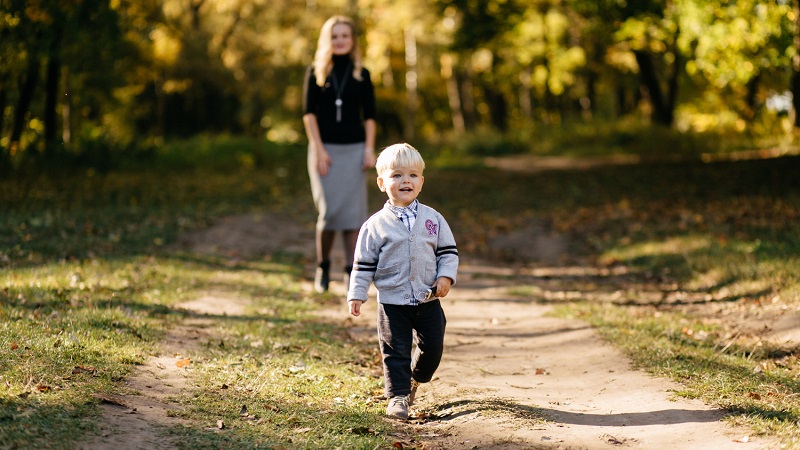 Jak zadbać o komfort i bezpieczeństwo malucha na świeżym powietrzu?
